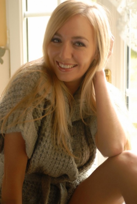 Beautiful blonde Hayley Marie Coppin sets her great body free of clothing 80913561