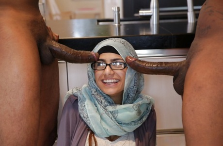 Big tits nerd Mia Khalifa takes on two cocks in a hot threemsome 47916832